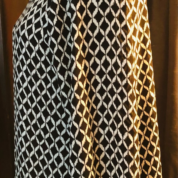 Black and white patterned blouse - Picture 6 of 6
